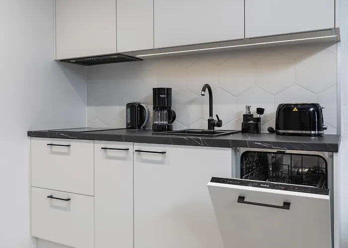 Sun Towers With Balcony & Parking By Renters Appartement